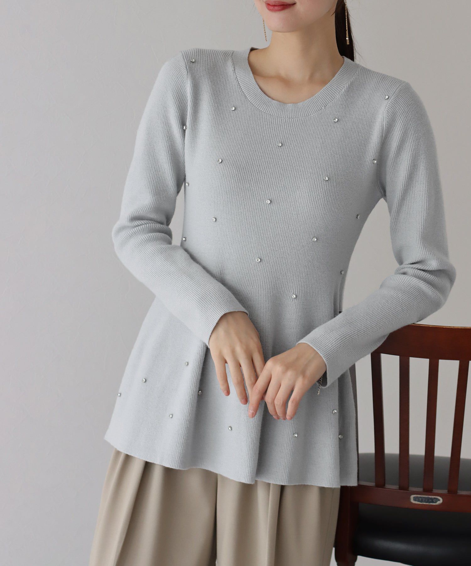 日本 BLUE EAST - 奢華墜飾傘狀修身針織上衣-黑