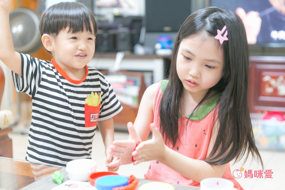 【Q-doh 有機矽膠黏土】不乾硬、無限重複玩！漸進式手指肌力訓練