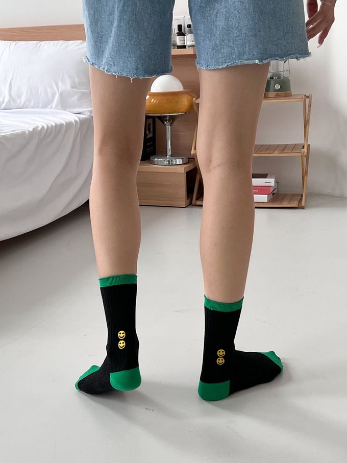 韓國Marian - 笑臉刺繡撞色中筒襪-奶油色 (Free)