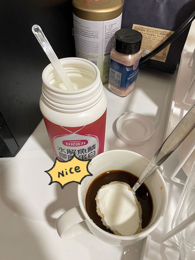 我也是長出一點點才開始認真猛灌膠原蛋白的 我吃的是亞尼活力 專門給孕婦吃的膠原蛋白 成分很單純也沒有腥味喔~ 當然妊娠霜 妊娠油都要趕快買來擦唷