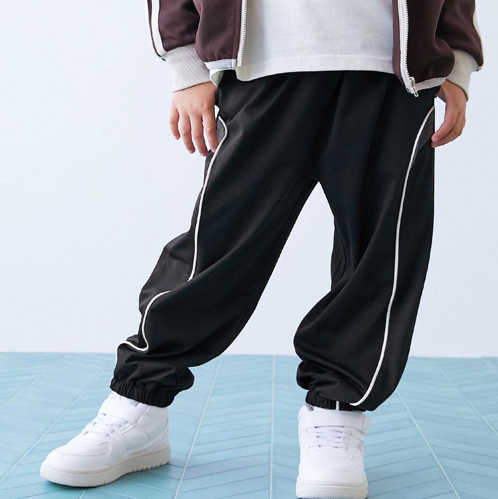 [快乾防皺] 運動風輕盈束口長褲-直條-黑