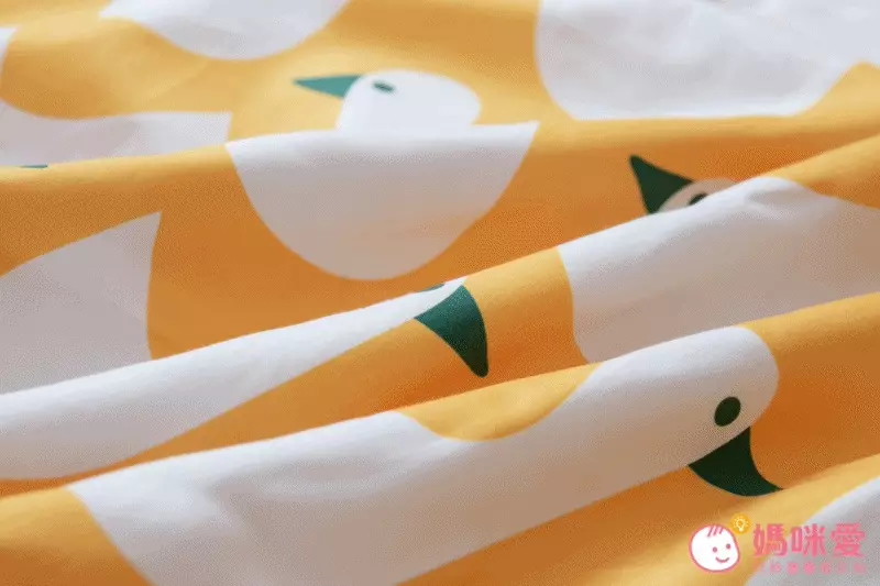 被子的部分是雙面的呦！一面就是睡墊整體的材質（莫代爾×棉 OR 棉款）；另外一面是毛茸茸材質