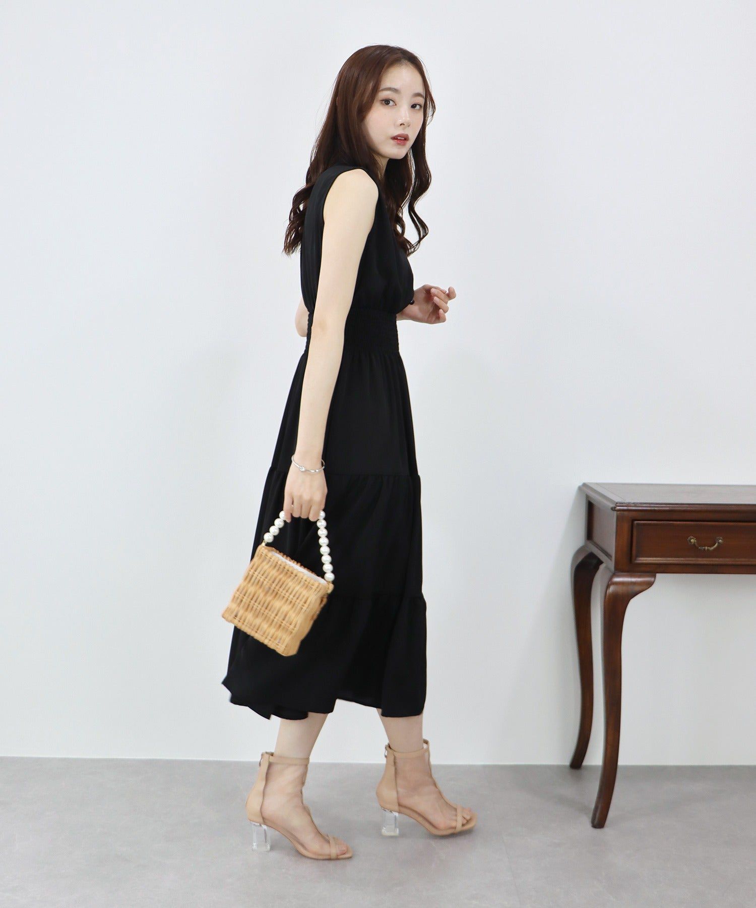 日本 BLUE EAST - 優雅小V領無袖洋裝-素色-摩卡