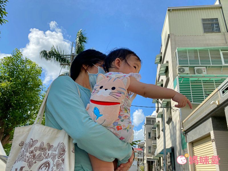 日本涼感雜貨 - 背巾/推車墊 (附保溫保冷劑/可當小背包)-企鵝-灰領巾 (約(15~22)x(18~24)cm)