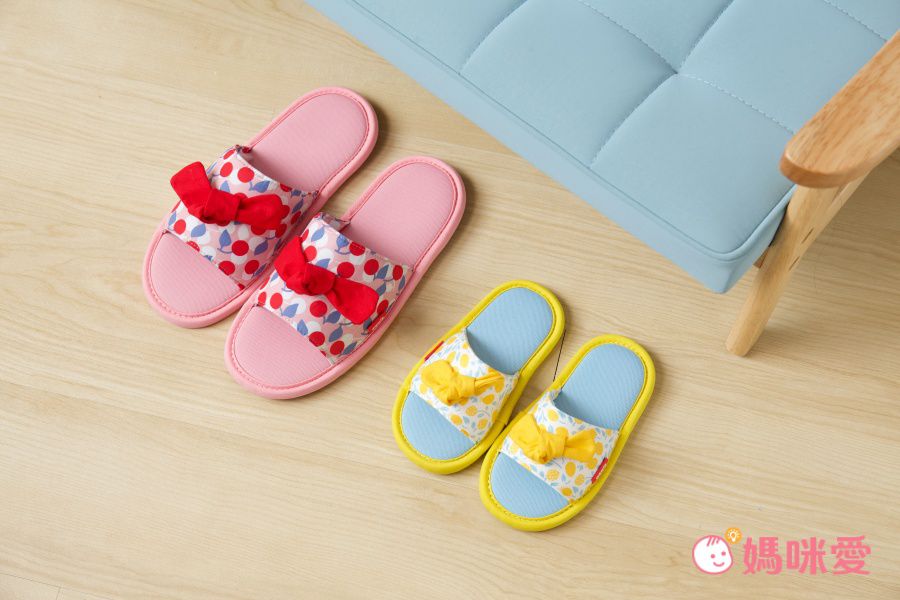 韓國 OZKIZ - 消音防滑室內鞋-LED閃耀聖誕款-聖誕樹麋鹿