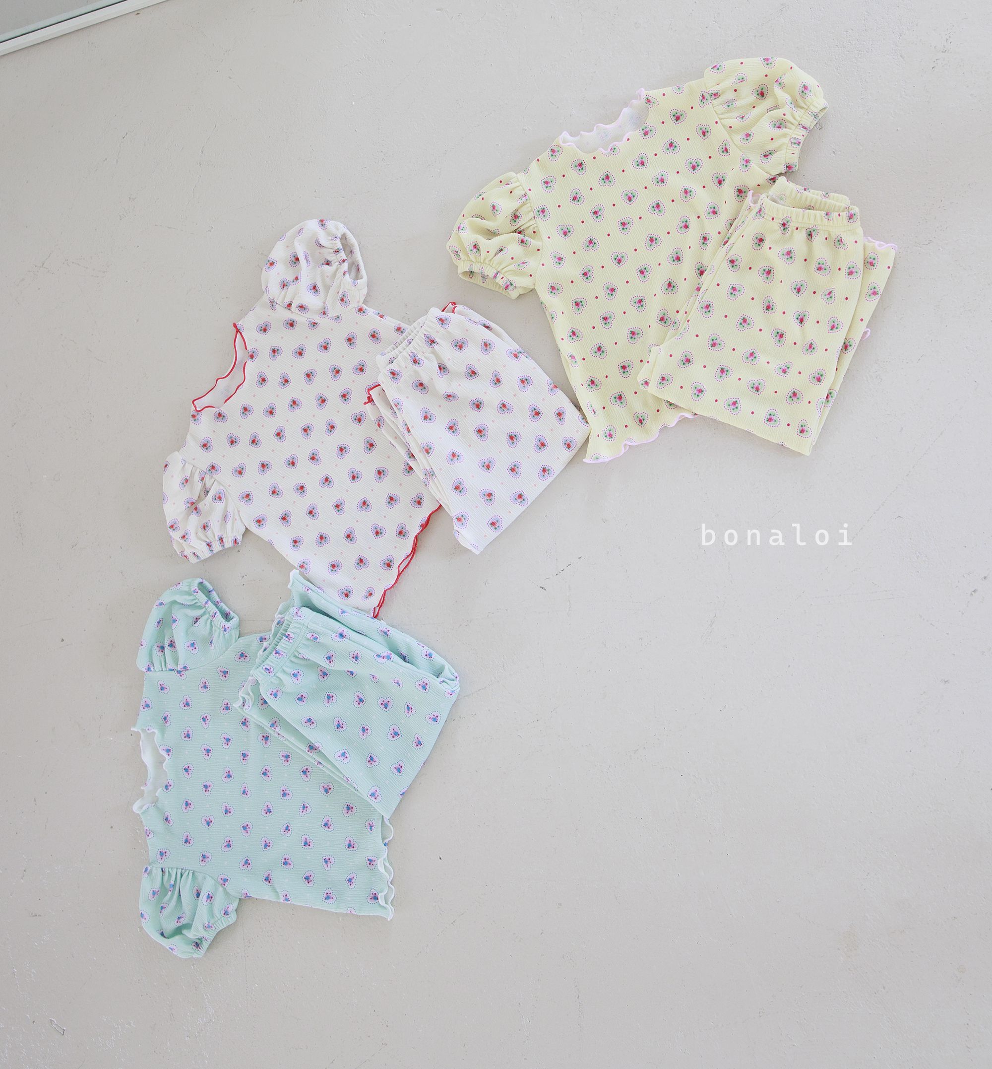 韓國 Bonaloi - 滿版愛心泡泡袖捲邊套裝-淺粉紅