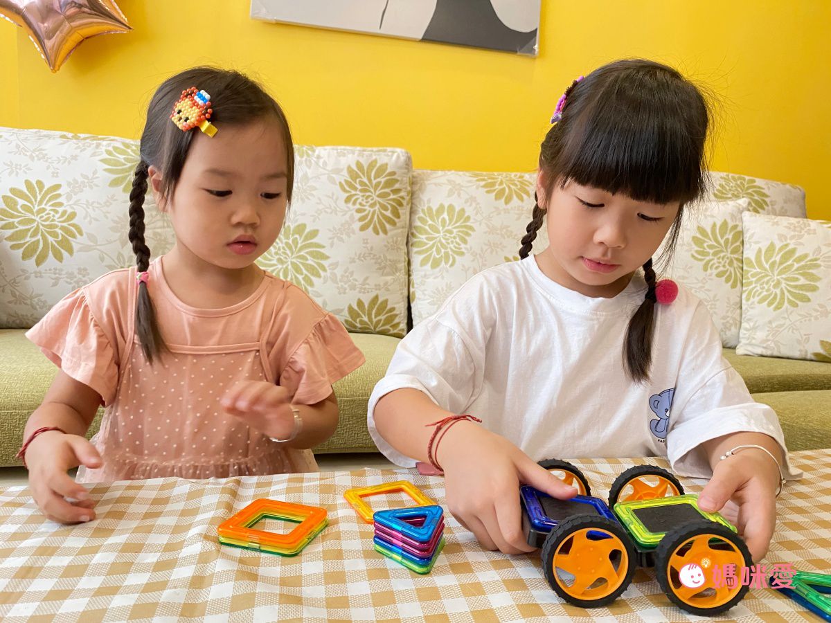 双美生活文創 - 5Q益智磁力片：百變造型拼裝車-內附10個三角形磁力片+10個正方形磁力片+2個輪子+1本造型教學書