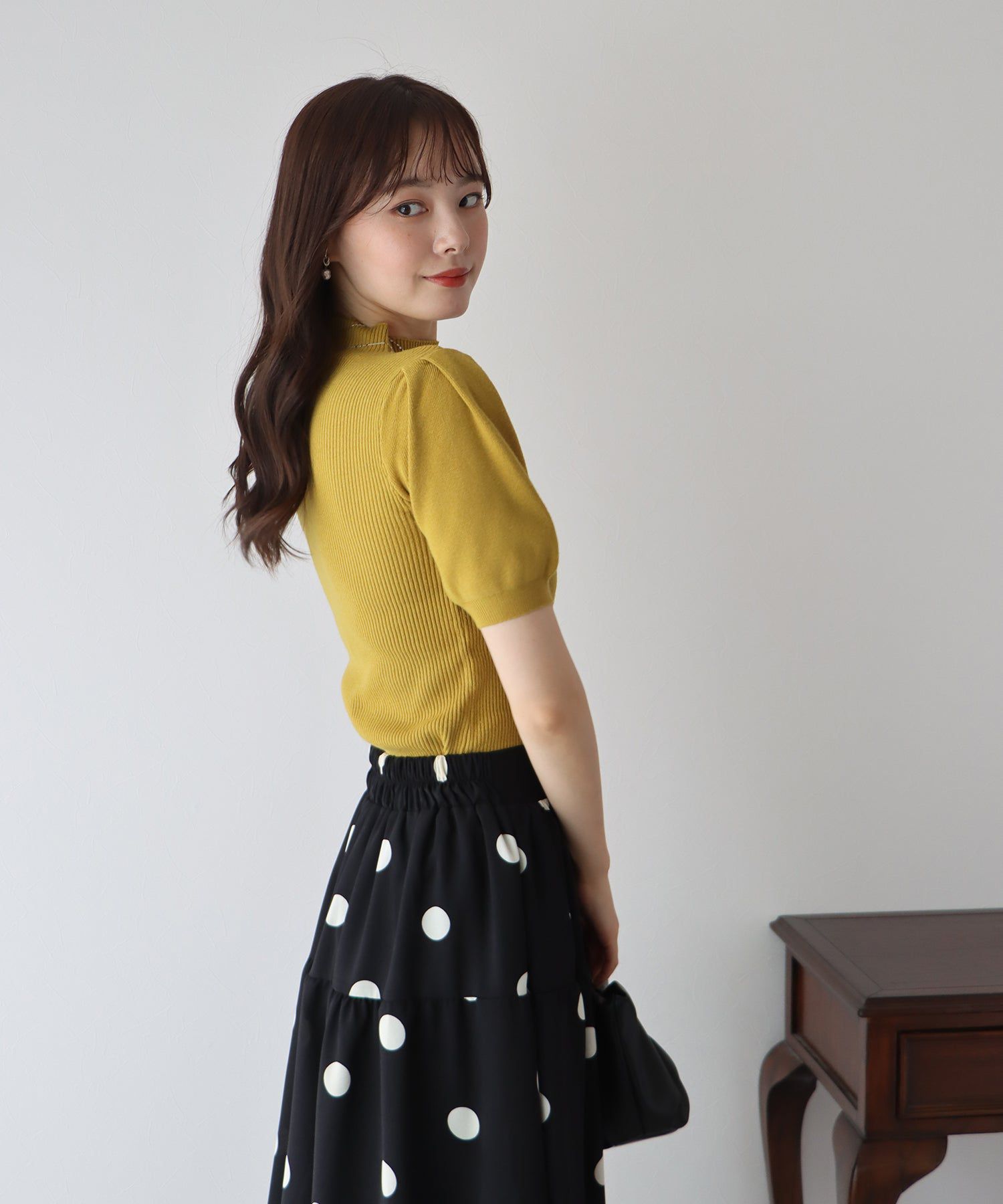 日本 BLUE EAST - 甜美彈性羅紋泡泡袖上衣-咖啡