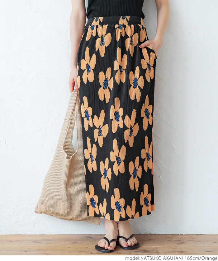 日本 COCA - 熱情花朵細摺長裙-黑底白花