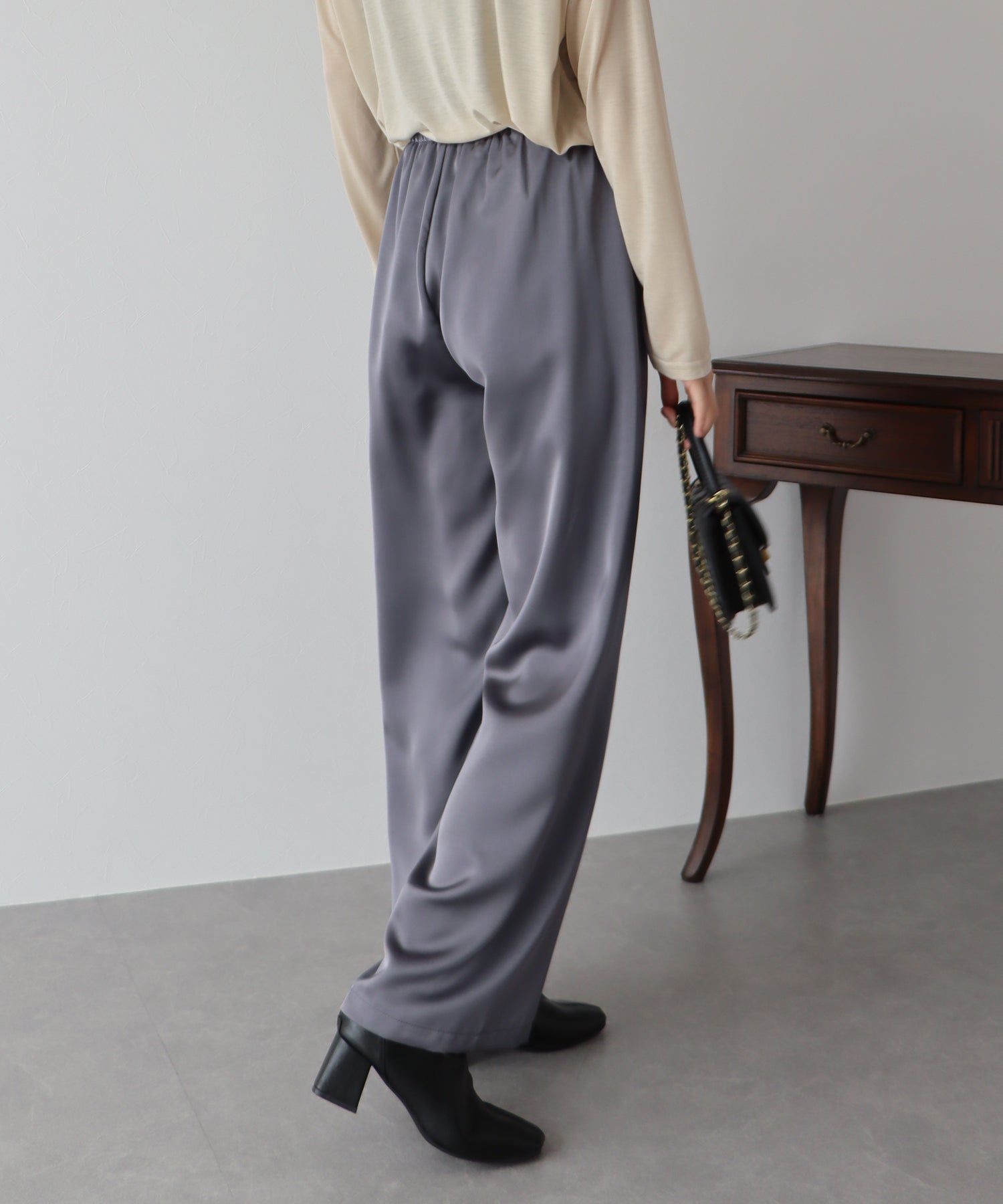 日本 BLUE EAST - 緞面光澤感垂墜感長褲-黑