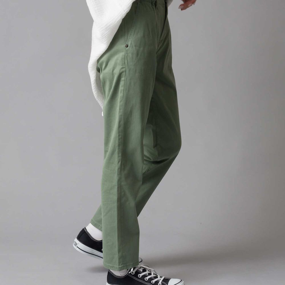 日本 OMNES - 舒適彈力美腿休閒褲 (拉鍊/後腰鬆緊)-卡其綠