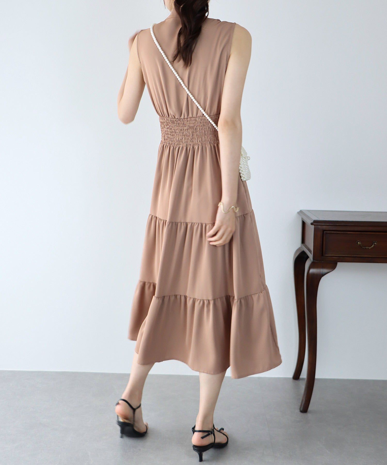 日本 BLUE EAST - 優雅小V領無袖洋裝-素色-摩卡