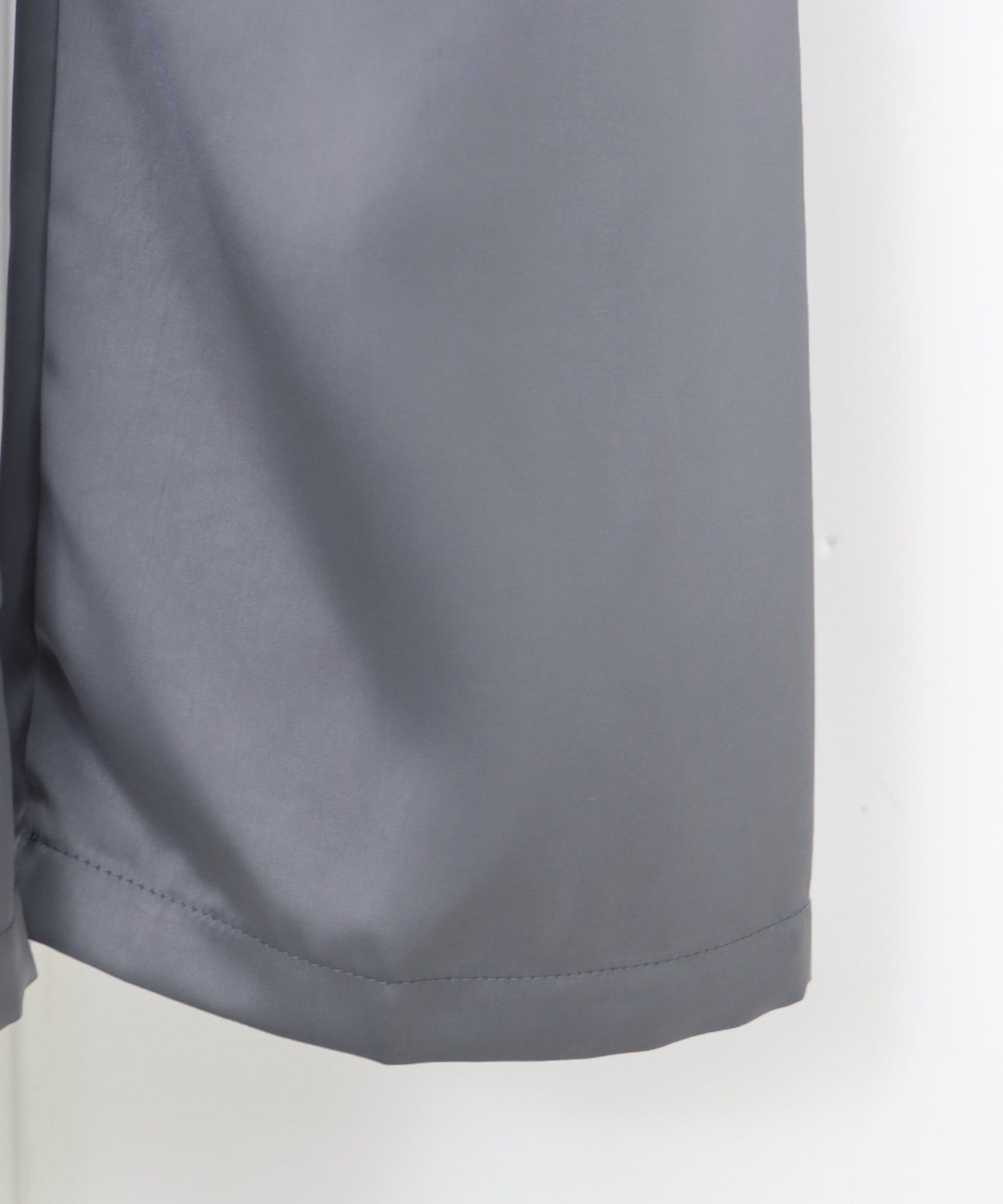 日本 BLUE EAST - 緞面光澤感垂墜感長褲-黑