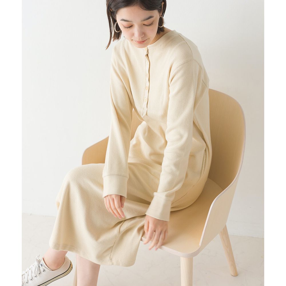 日本 OMNES - 圓領華夫格紋長袖洋裝-米杏
