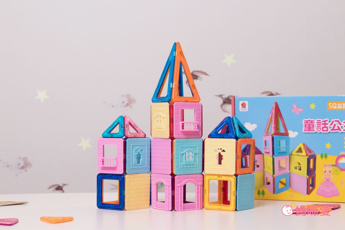 双美生活文創 - 5Q益智磁力片：童話公主城堡-內含14個三角形磁力片+28個正方形磁力片+4個等腰三角形+18個窗台配件+1本造型教學書