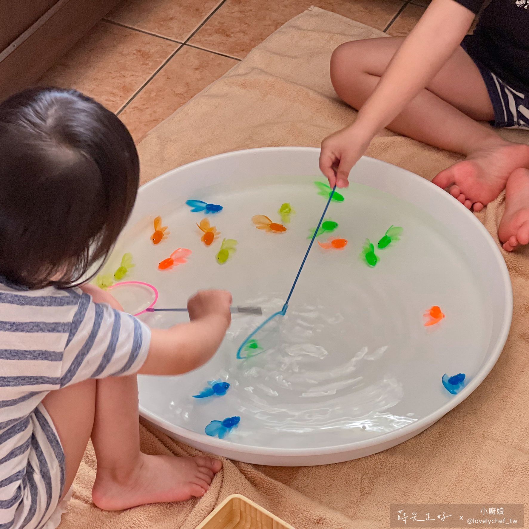 玩玩 Play - 彩色長尾果凍金魚組 (魚身長約4cm、撈網：小圓直徑7CM 長度30CM)-魚一組約20隻、撈網 1支