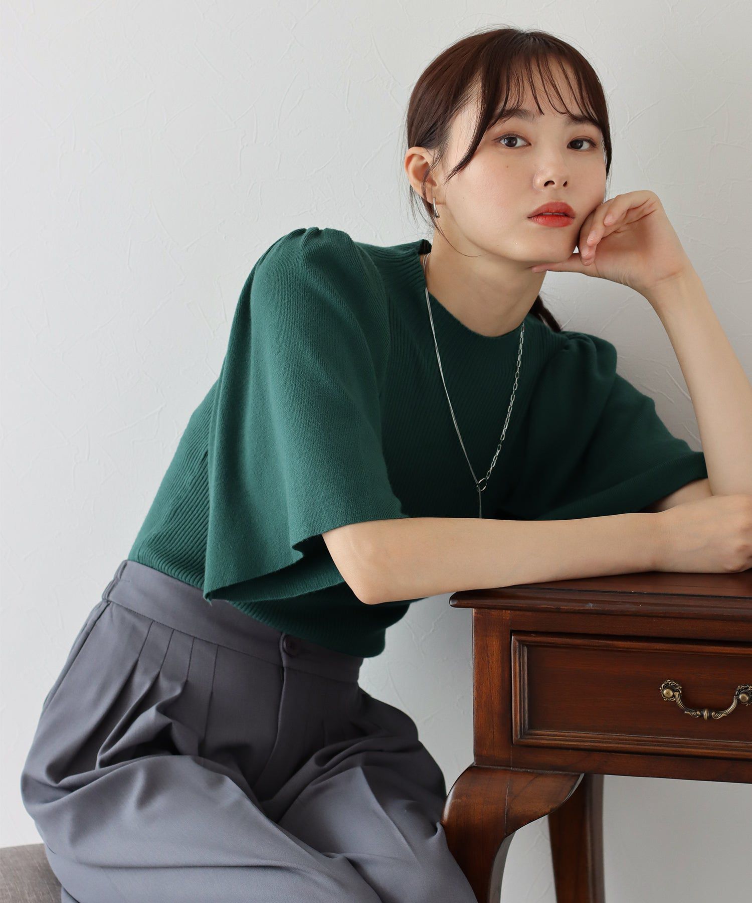 日本 BLUE EAST - 溫柔小立領羅紋五分袖上衣-深綠