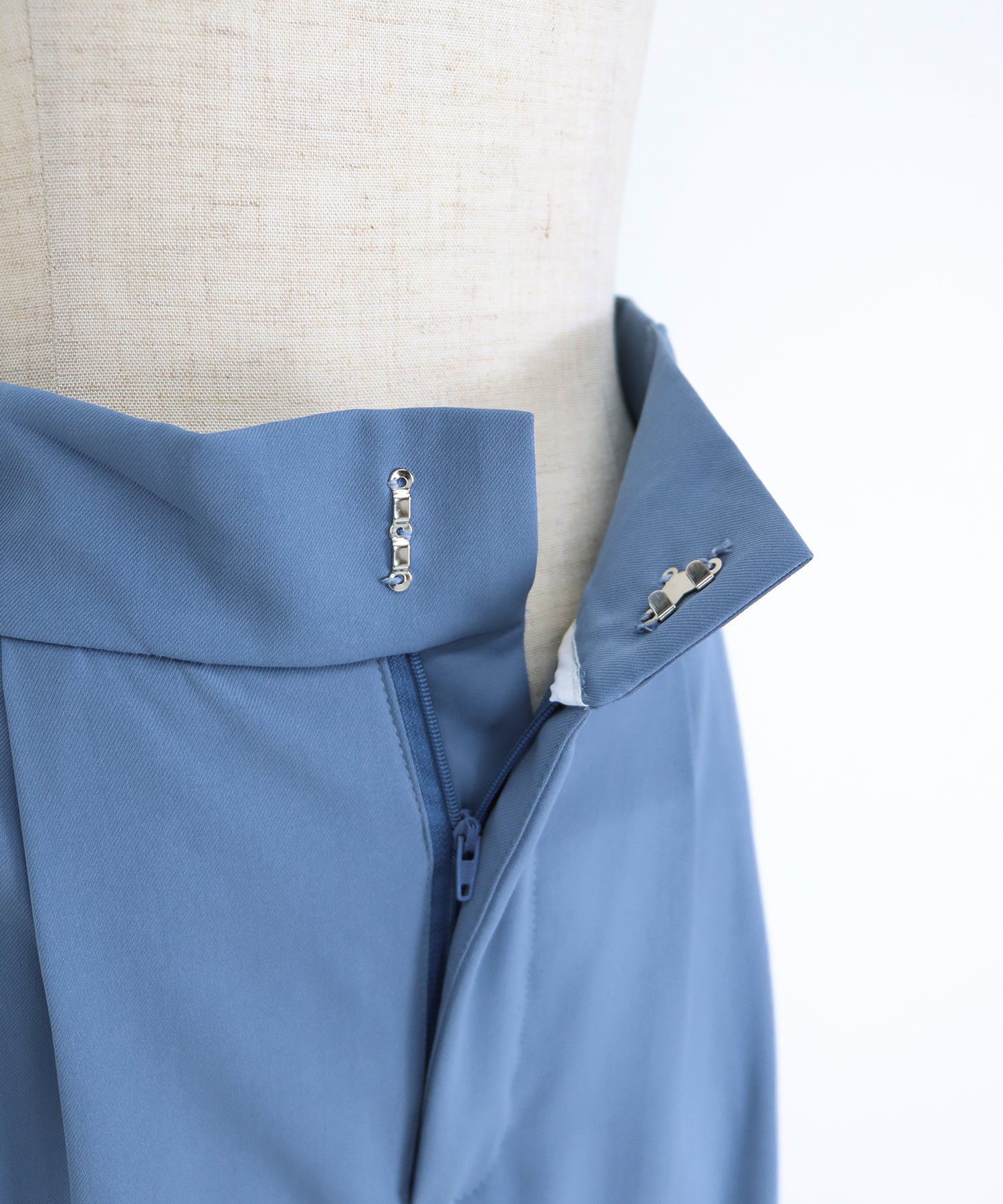 日本 BLUE EAST - 質感百搭垂墜感西裝褲-米灰