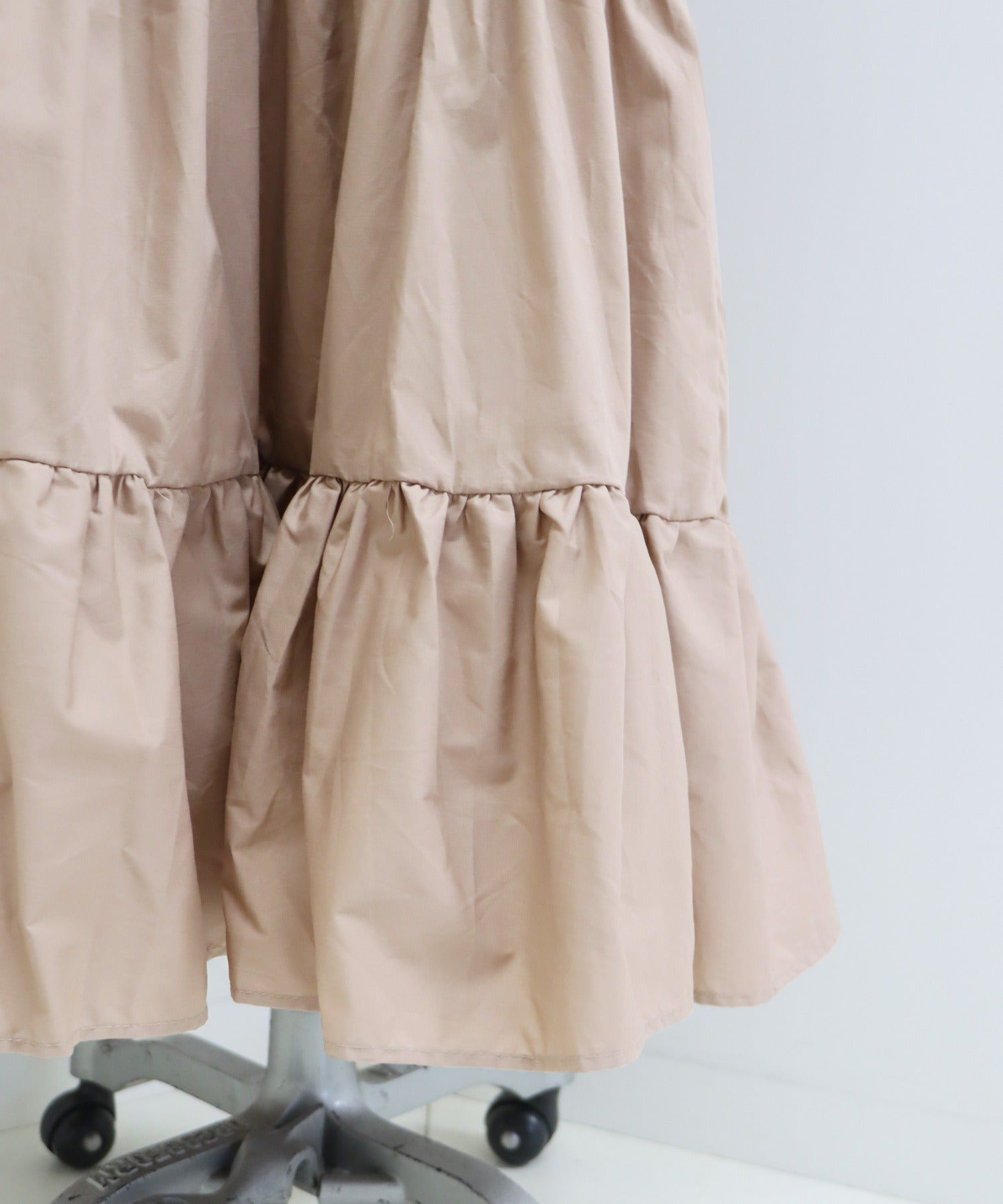 日本 BLUE EAST - 優雅小V領綁帶澎澎袖洋裝-奶茶棕