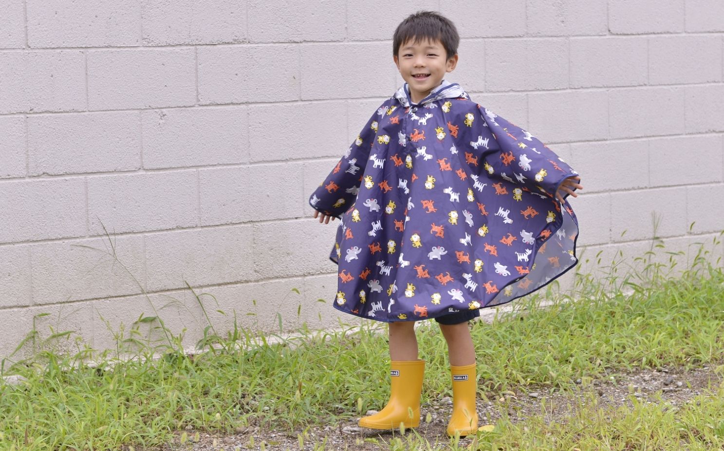 日本 akachan to issyo - 日本製防水斗篷雨衣-蝴蝶花園-粉-附收納袋