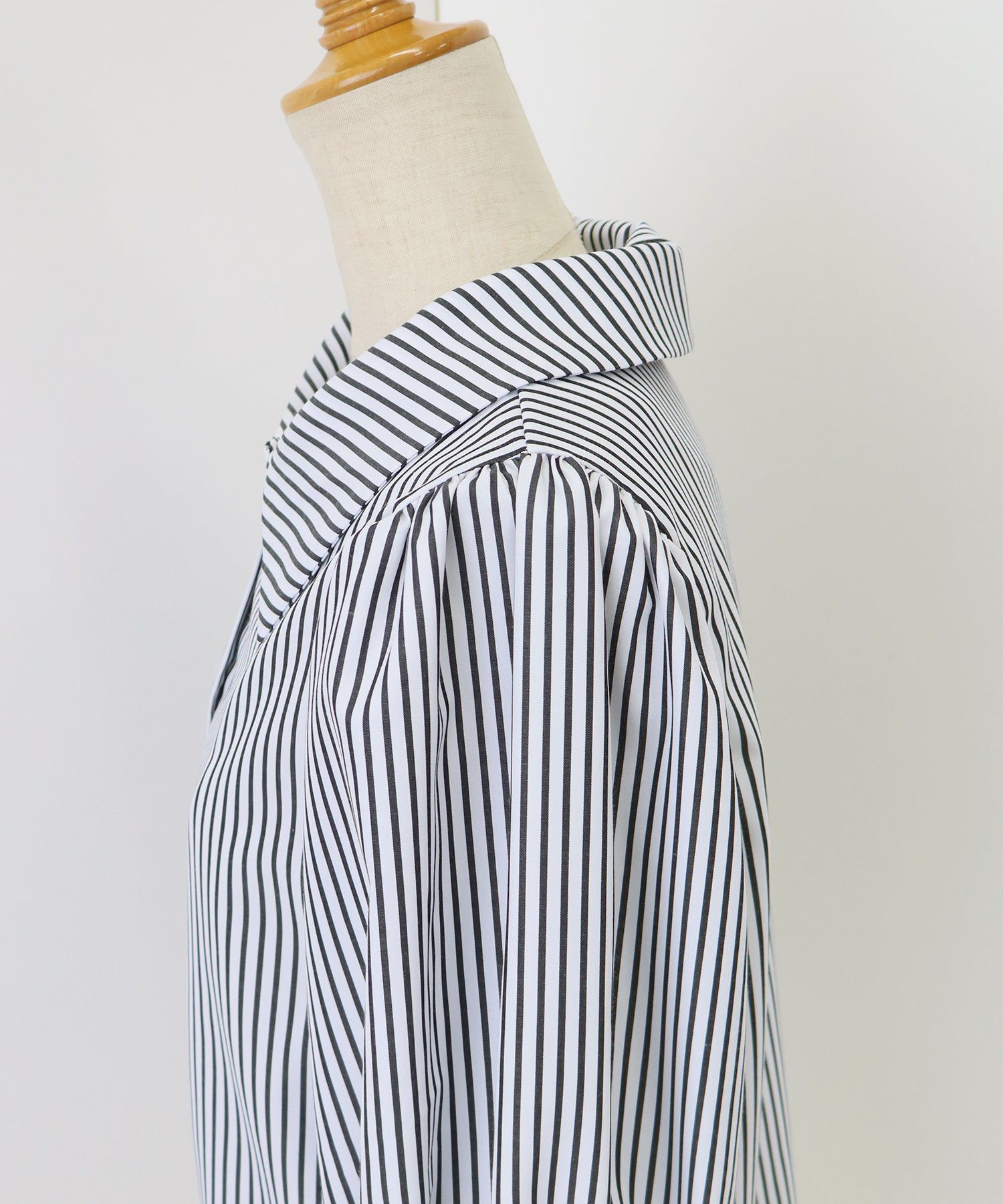 日本 BLUE EAST - 百搭翻領澎澎袖襯衫-直條紋-水藍