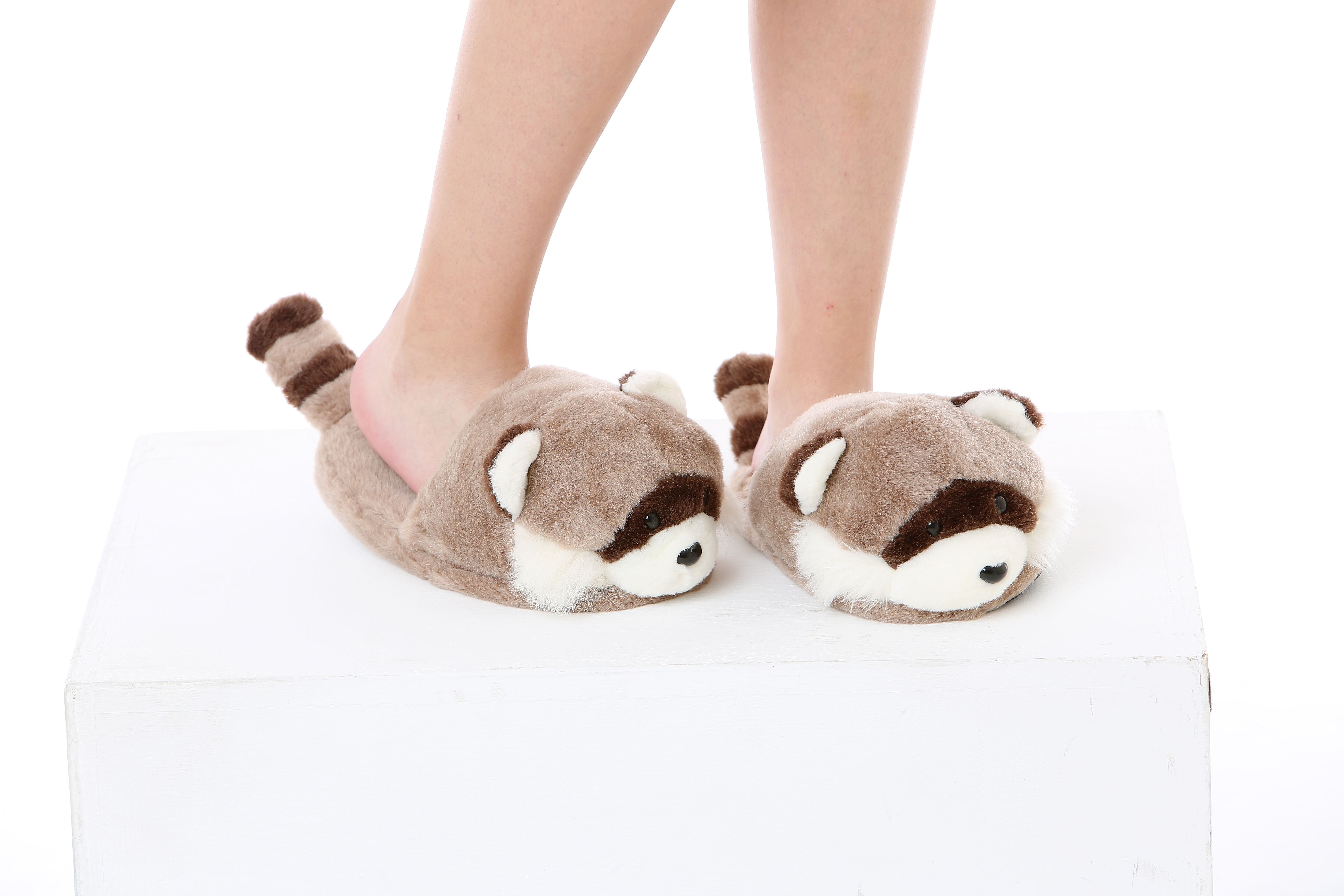 love, charlotte - 立體浣熊造型室內絨毛拖鞋-台灣製 (均碼 (腳長22-24.5cm))