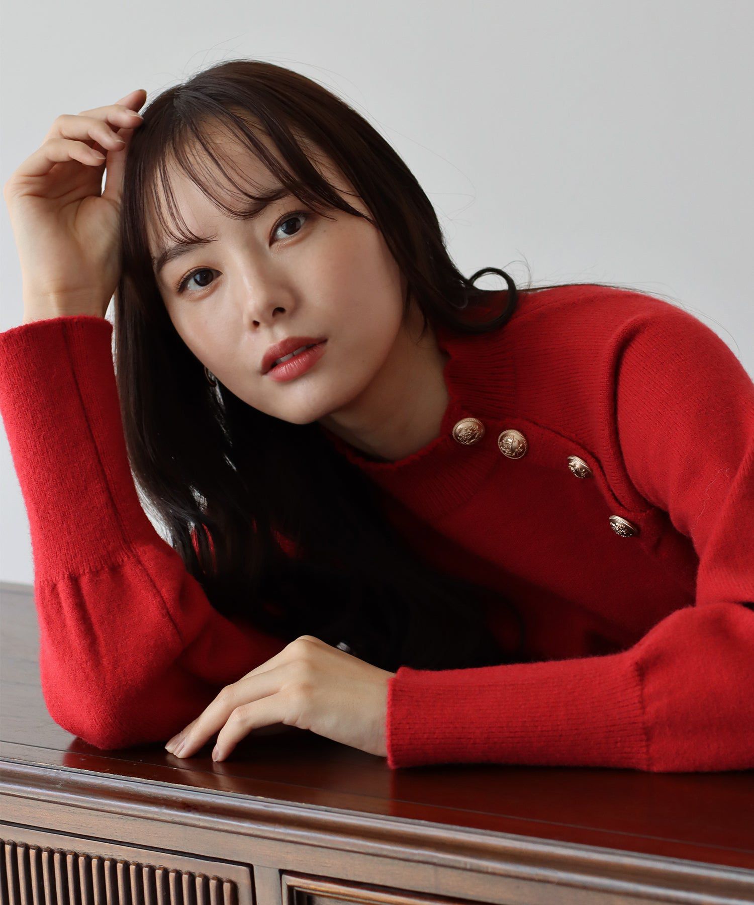 日本 BLUE EAST - 小圓金釦立領薄針織上衣-米杏