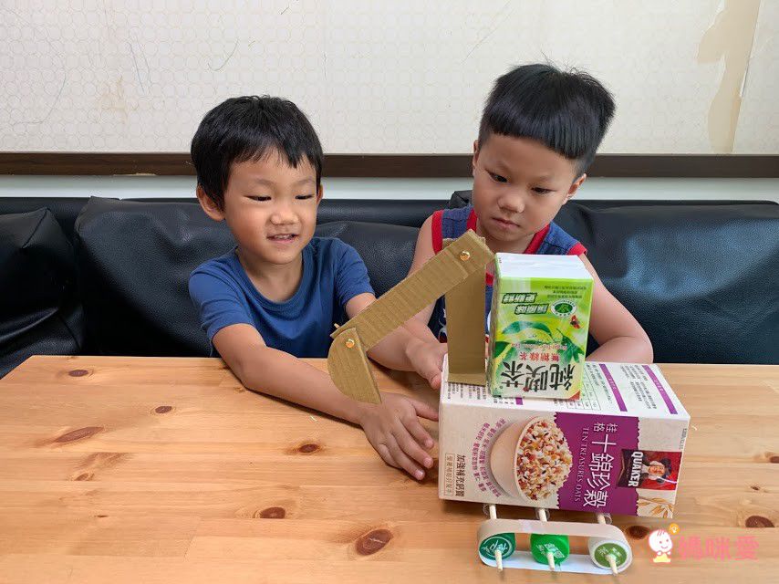 【在家玩 STEAM＋C】豬豬建築小工匠～可翻、可玩、可動手做的遊戲指南書