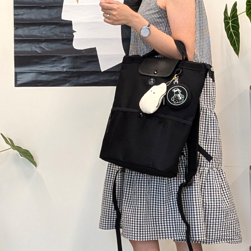 大嘴巴寬口後背包 L 號 有蓋款 附贈小雪人小掛包-個性黑