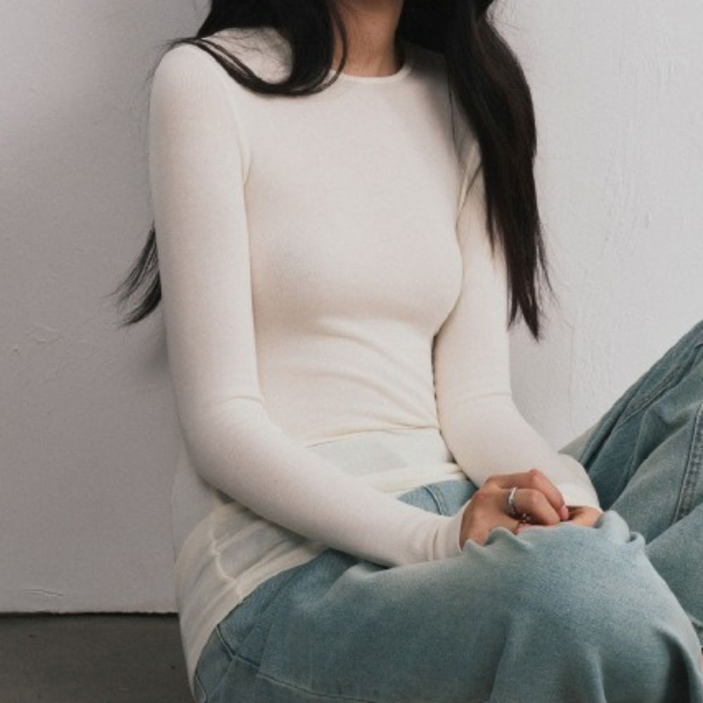 輕絨暖感3%羊毛天絲莫代爾修身長袖上衣-奶絨白