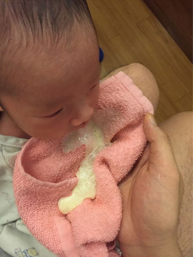 寶寶胃的噴門還沒有發育好，只要不是病理性的吐奶媽媽不用擔心！妳看照片我們家小子出生21天那天拍的，也是偶爾喝完會吐（吃配方奶），但他現在一個半月了，喝完奶豎起來有時自動會打嗝，有時候拍幾下也很快的打嗝，寶寶在長大，媽媽給他點時間唷！小子現在喝完奶，拍嗝後我會抱至少20-30分鐘再平躺，如果手酸可以讓他靠一下月亮枕無訪！提供給媽媽參考