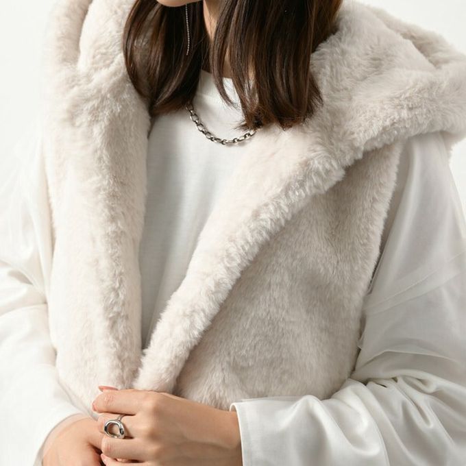 日本 ELENCARE DUE - 柔軟蓬鬆仿毛長版連帽背心(有口袋)-象牙白