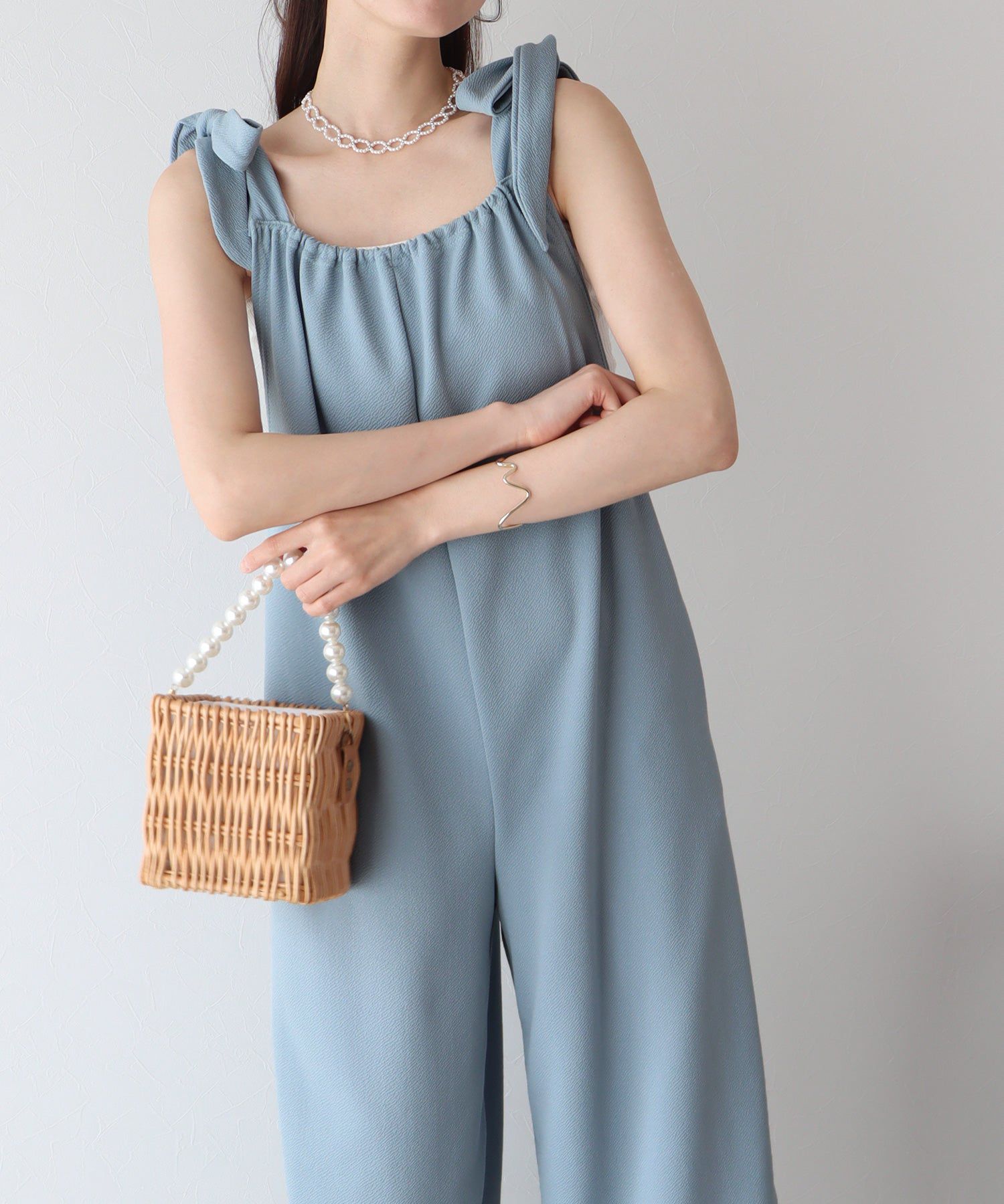 日本 BLUE EAST - 休閒扭結垂墜連身褲-水藍