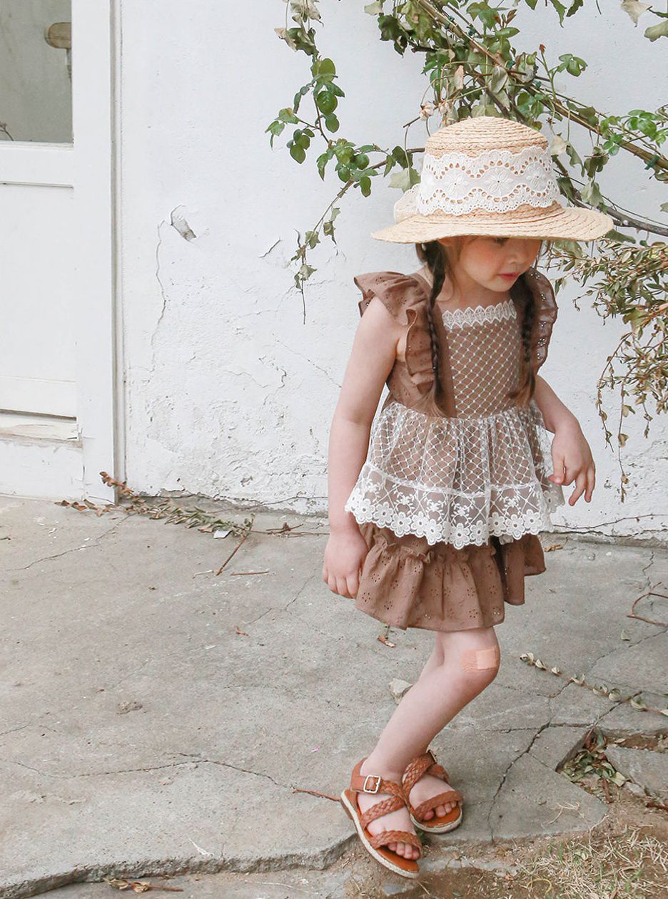 韓國 Puellaflo - 雕花鏤空荷葉拼接短褲裙-可可咖