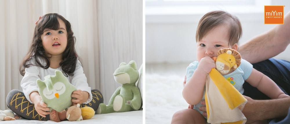 以色列 mezoome - 有機棉精品床寢-新生寶貝超值組-蜜桃紅-紗布包巾+吊掛小玩偶 亮寶羊羊