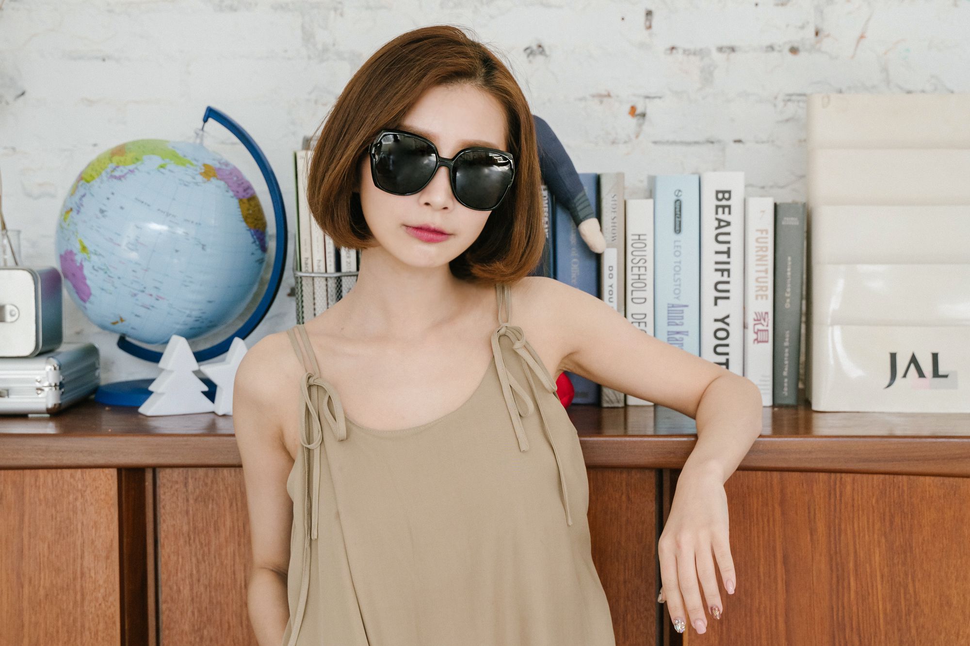 ALEGANT - 極光黑鏤空設計復古名媛款寶麗來偏光墨鏡│UV400太陽眼鏡