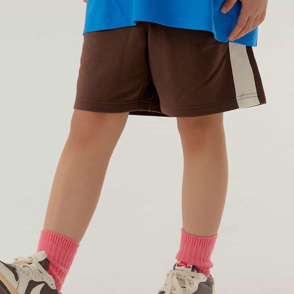 活力舒適運動風短褲-側邊條-咖啡