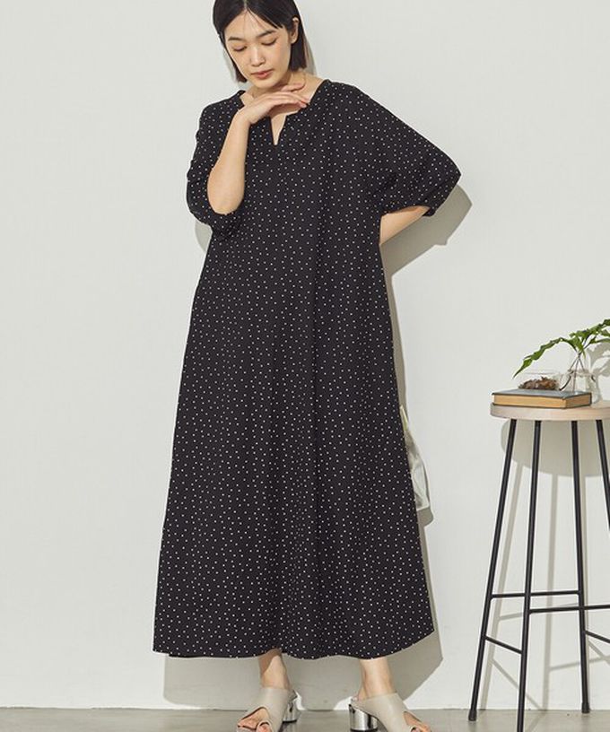 日本 Sans Souci 34+ - 接觸涼感 顯瘦A字鑰匙領五分袖洋裝-圓點-黑