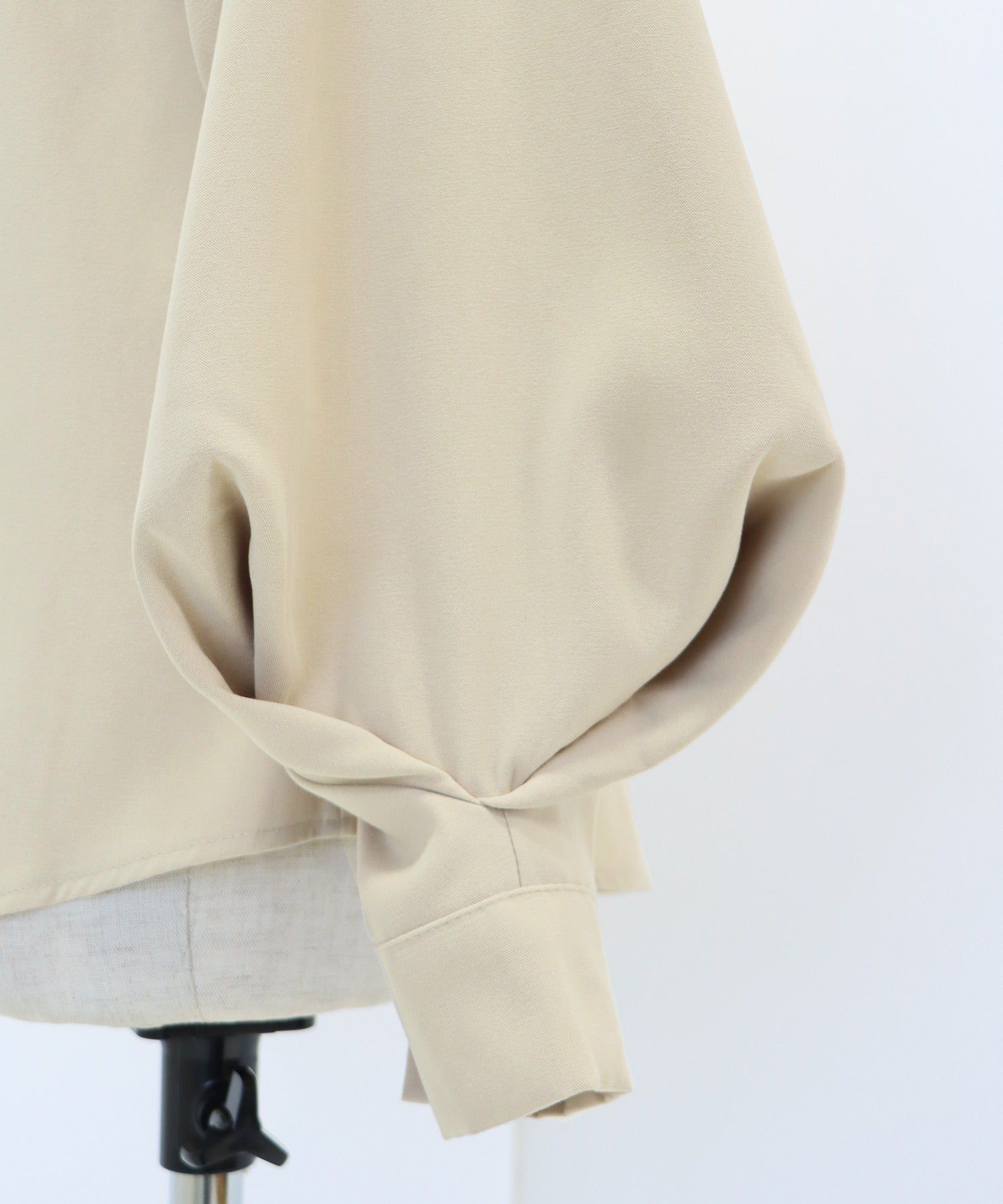 日本 BLUE EAST - 柔美扭結氣球長袖襯衫-黑