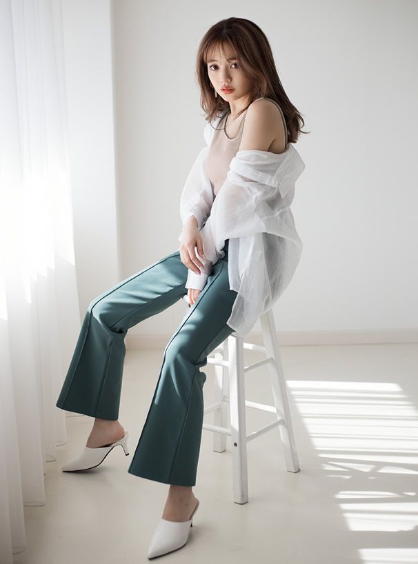 日本 GRL - 美背後深V交叉綁帶無袖背心(附罩杯)-時尚黑