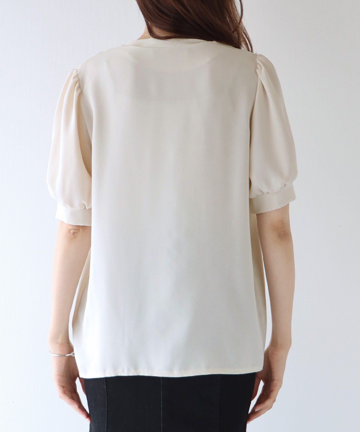 日本 BLUE EAST - 氣質V領珍珠釦短袖襯衫-淺米杏