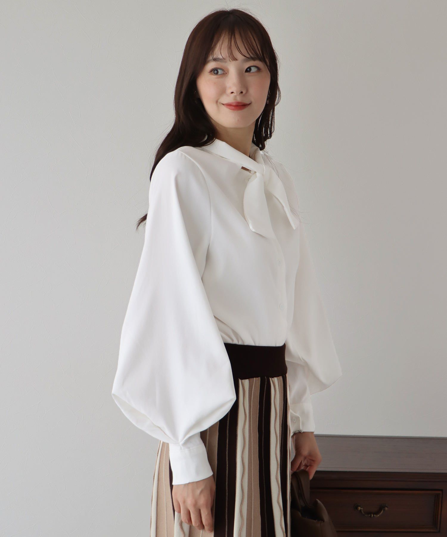 日本 BLUE EAST - 柔美扭結氣球長袖襯衫-黑