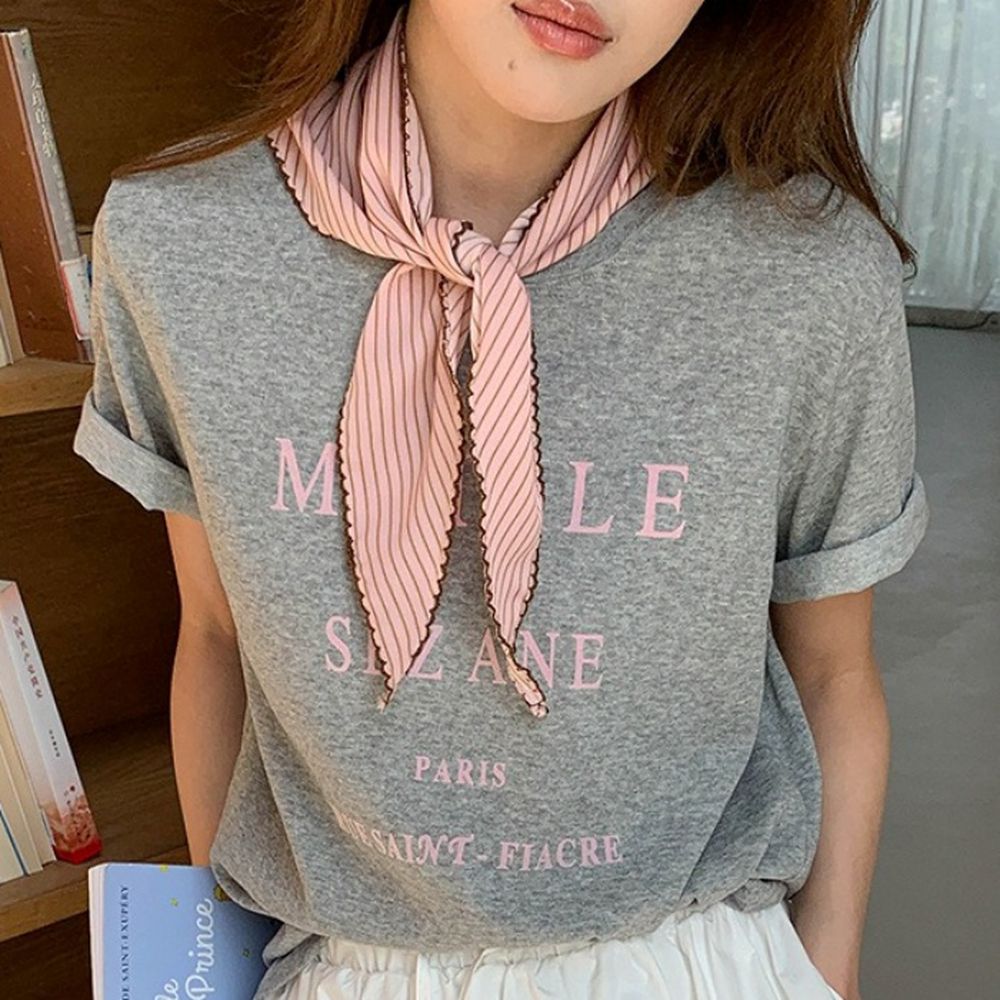 (附絲巾)寬鬆正肩短袖上衣-簡約字母-灰 (F)