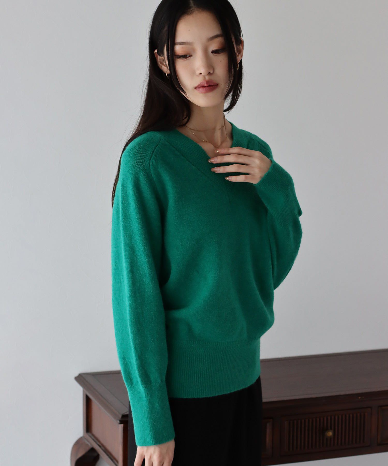 日本 BLUE EAST - 顯瘦V領柔軟針織上衣-黑