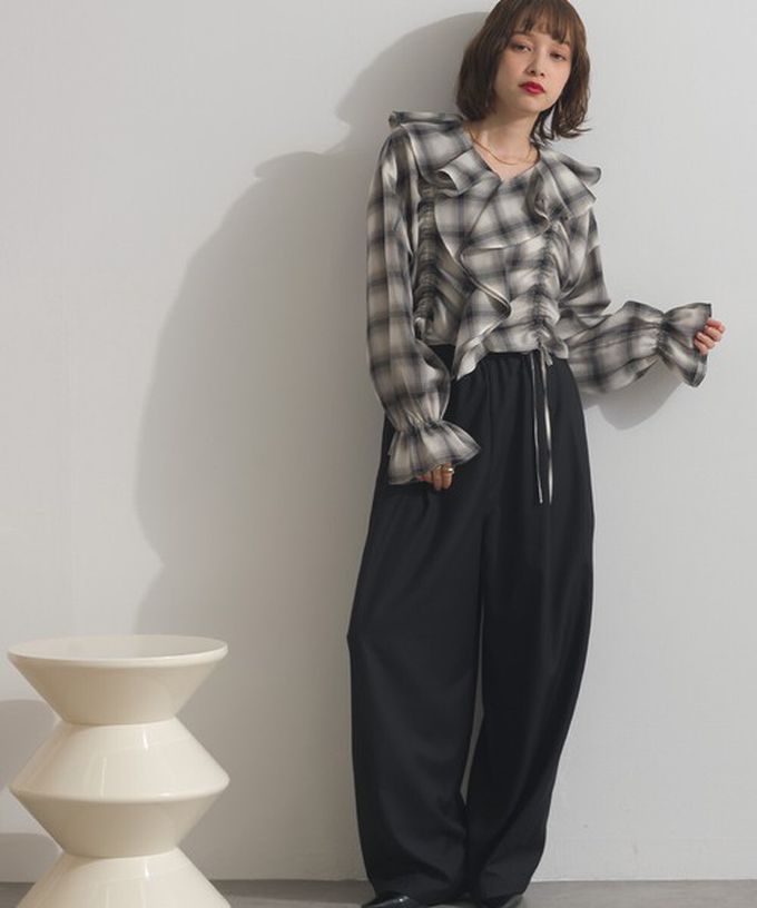 日本 ELENCARE DUE - 飄逸荷葉領浪漫抽繩長袖上衣-黑系