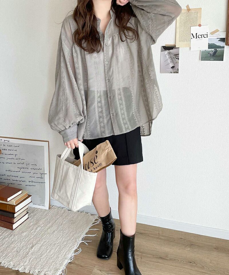 日本 Classical Elf - 2WAY微立領花朵刺繡透膚襯衫-淺灰