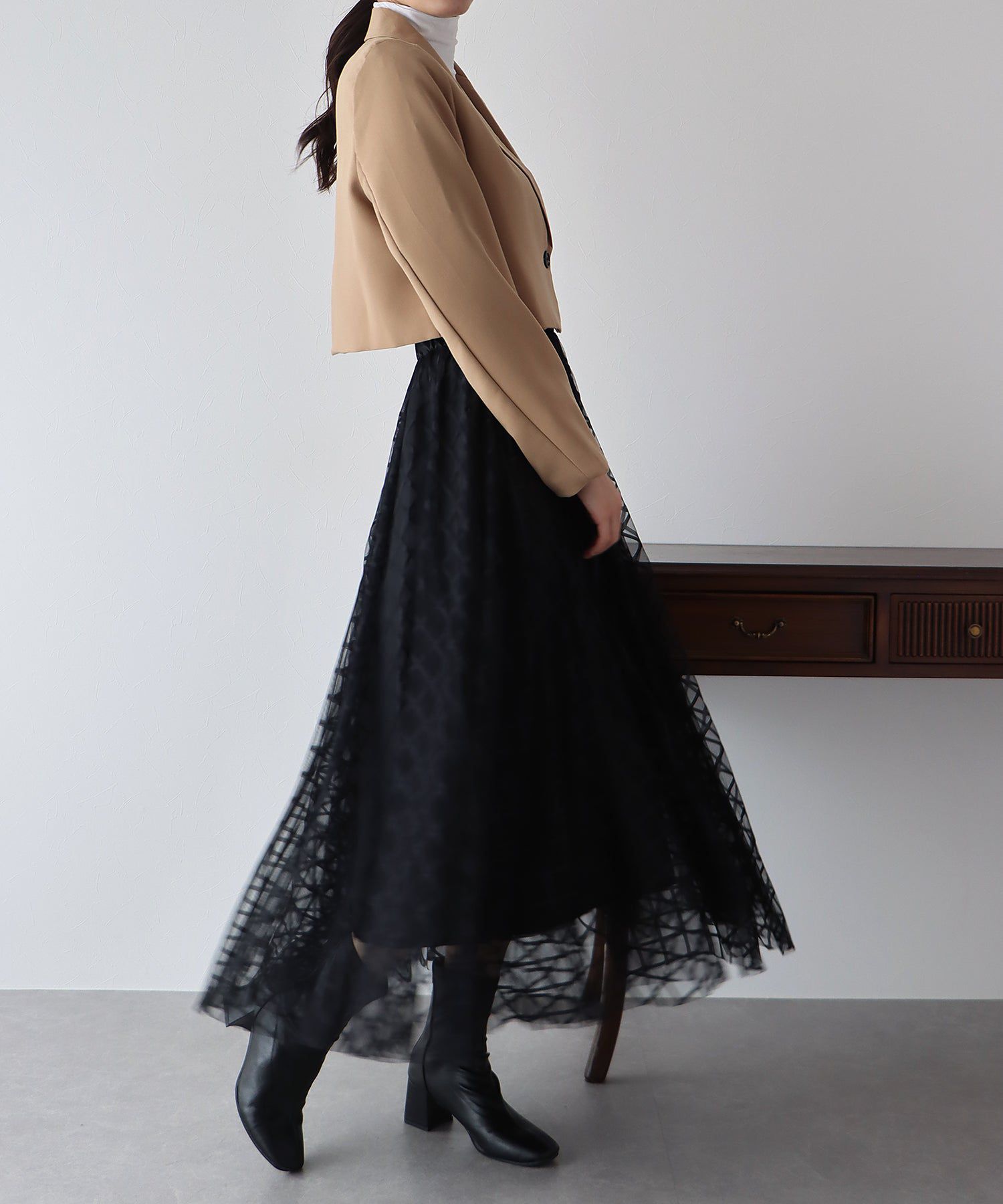 日本 BLUE EAST - 優雅格紋修身紗裙-簡約黑