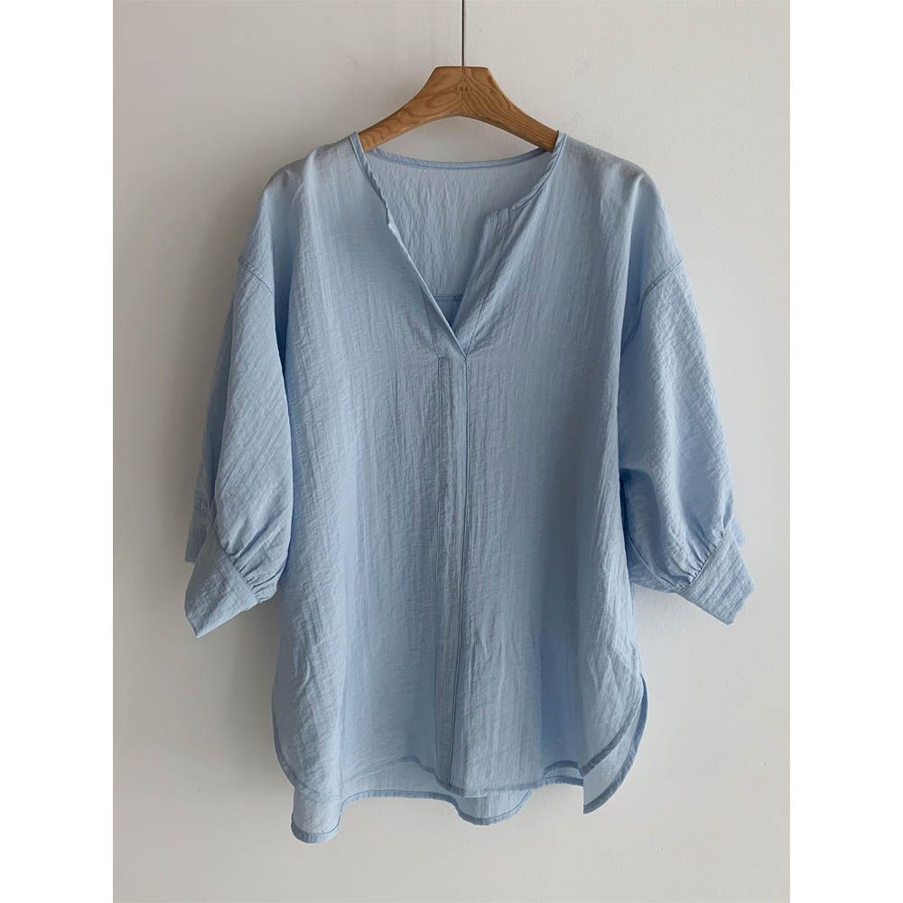 輕透嫘縈V領寬鬆七分袖襯衫-天藍 (FREE)
