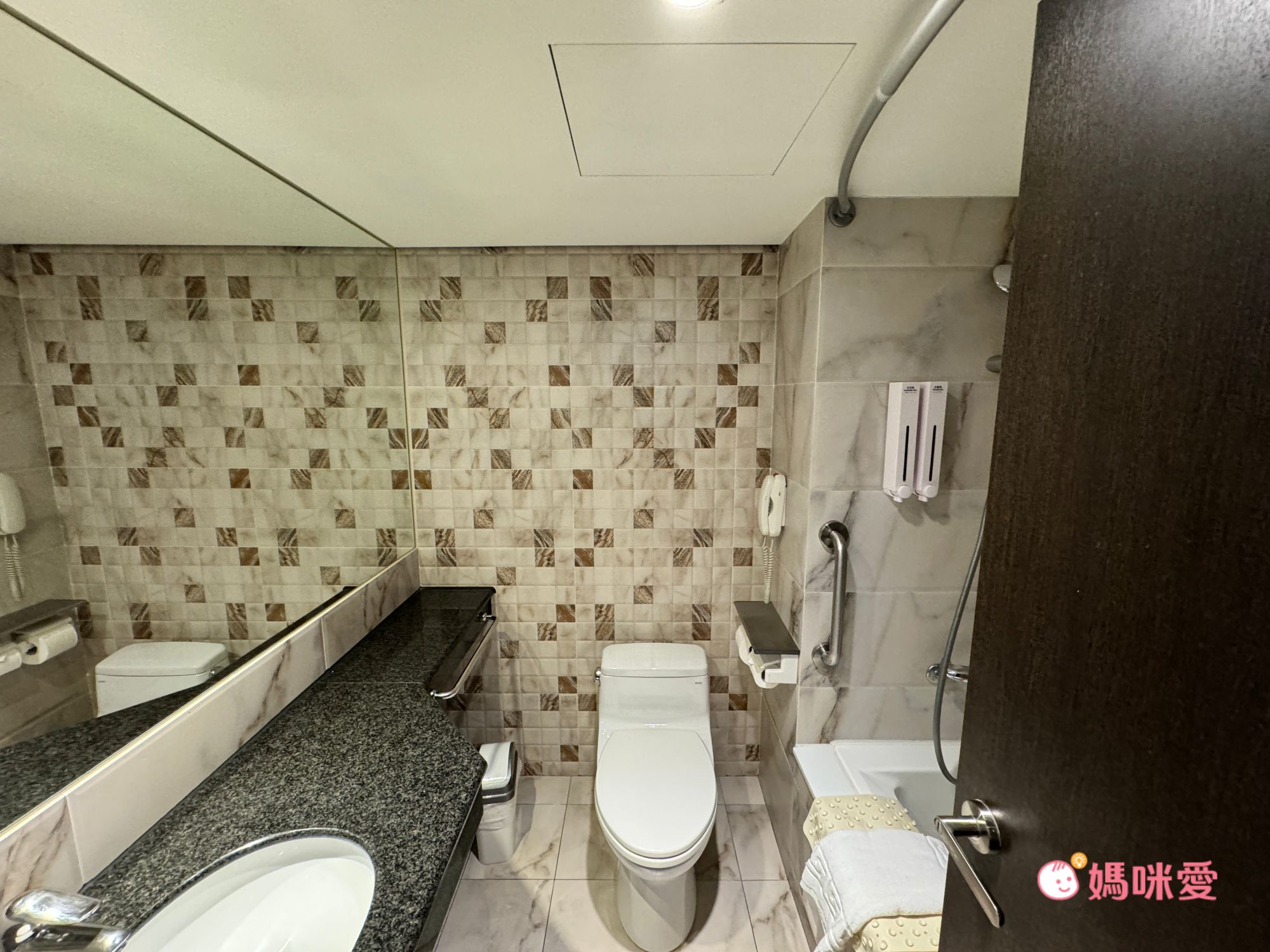 親子友善【承攜行旅 高雄六合館】破百坪賽車場 / 戶外泳池