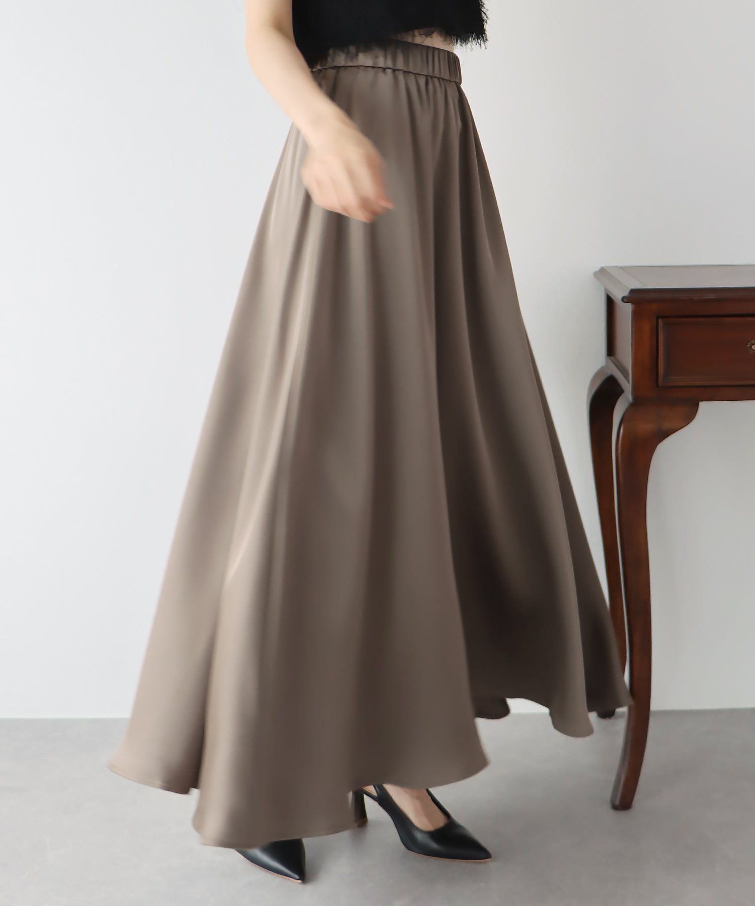 日本 BLUE EAST - 柔軟緞面光澤修身長裙-淺米杏